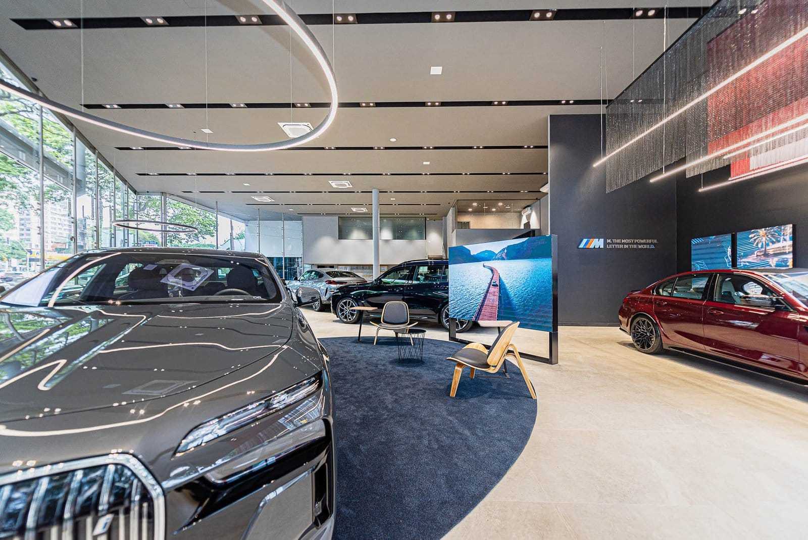 Showroom da BMW Osten Perdizes, em São Paulo, com sedã BMW em primeiro plano e modelos em exposição