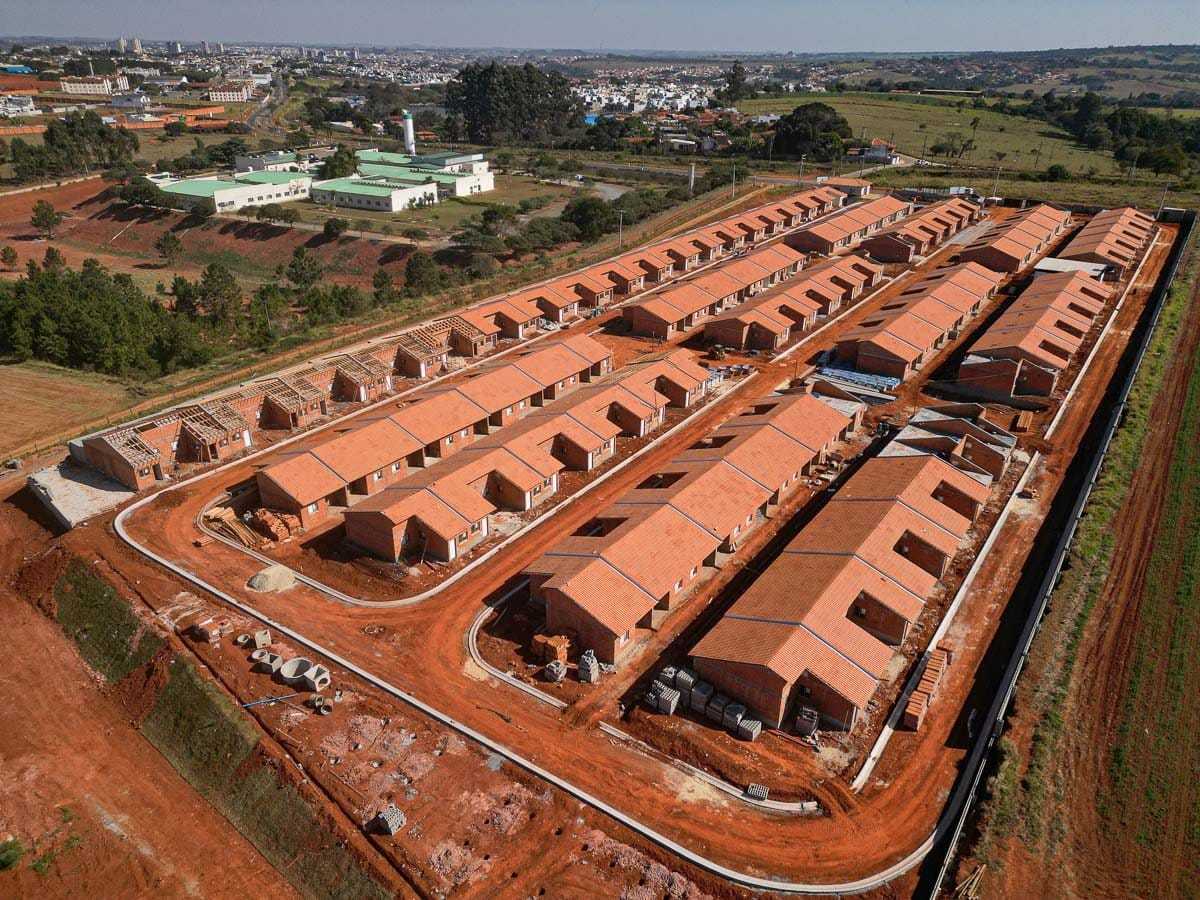 Vista aérea das quadras de casas do Quality Life Itapê em obras, com a cidade de Itapetininga ao fundo