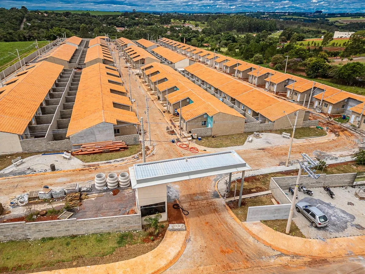 Vista aérea da portaria e das quadras de casas do Quality Life Itapê em obras, em Itapetininga