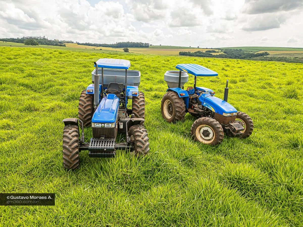Tratores com equipamentos da Magsten no pasto, vistos do alto