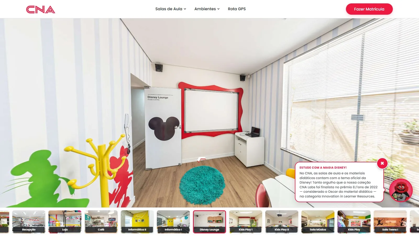 Disney Lounge no tour, com a porta do Mickey e a lousa de moldura vermelha, e o balão Estude com a magia Disney! sobre o material didático finalista do prêmio ELTons