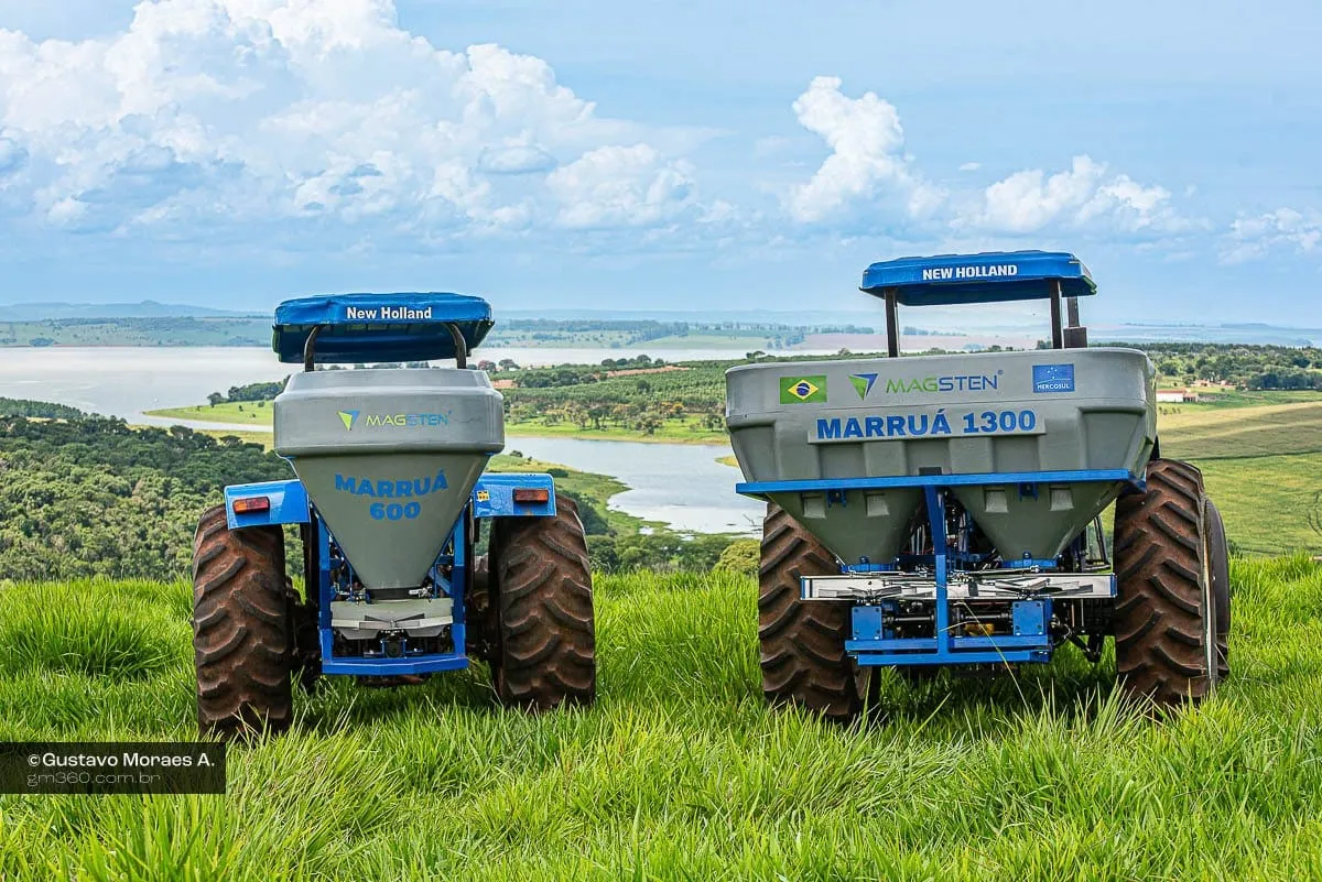 Máquinas Marruá 600 e 1300, da Magsten, acopladas a tratores no campo
