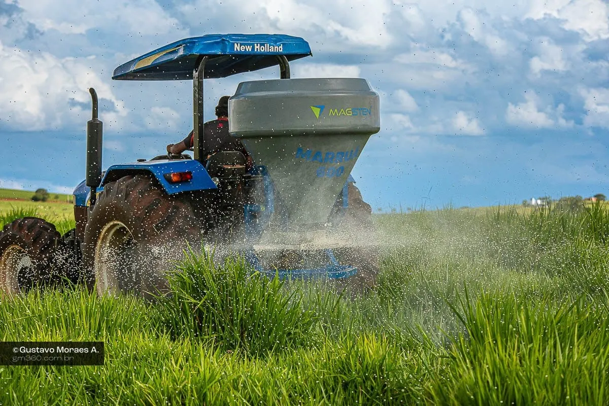 Máquina Marruá da Magsten em operação, espalhando insumo no pasto