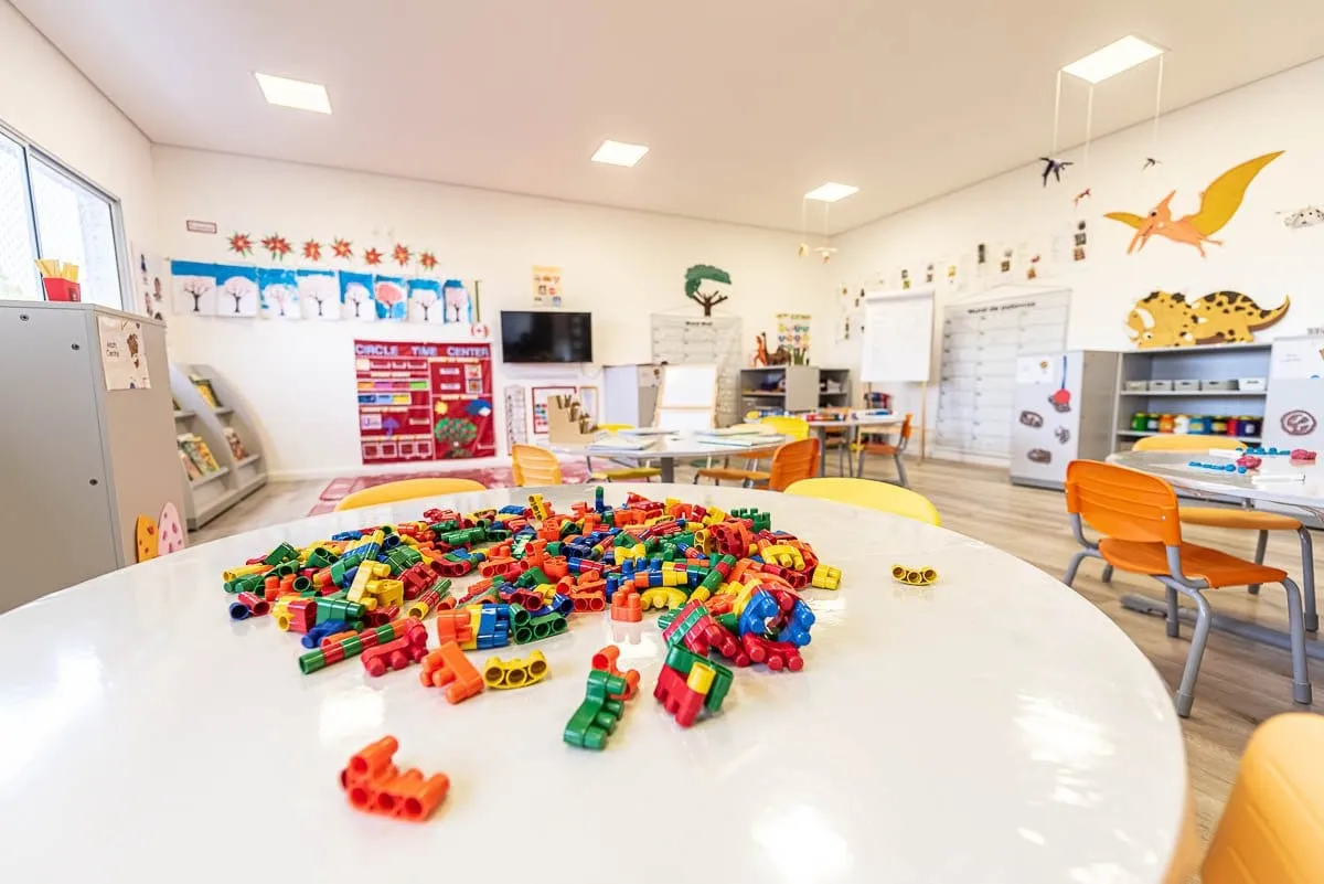 Mesa com blocos de montar coloridos em sala da educação infantil da Maple Bear Itapetininga