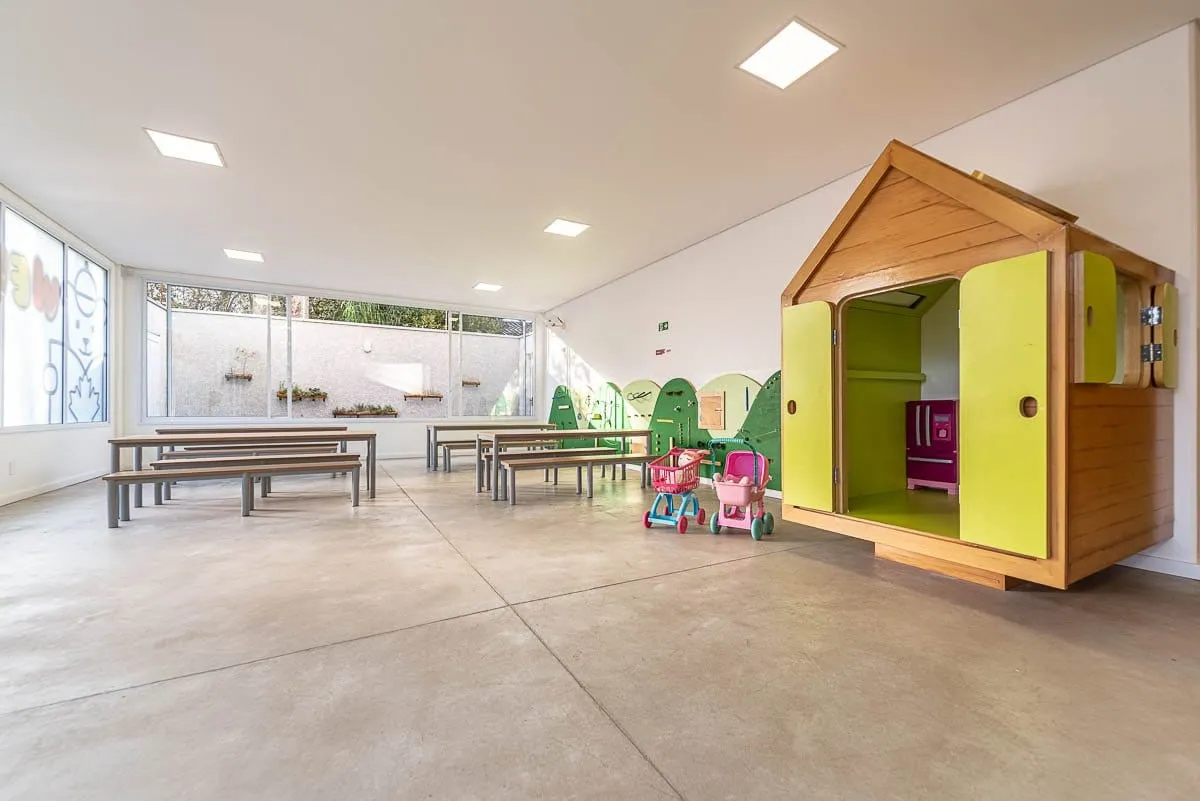 Espaço de atividades com casinha de madeira e bancos da Maple Bear Itapetininga