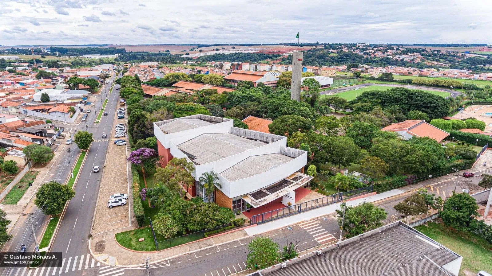 Vista aérea do SESI Itapetininga e do bairro ao redor