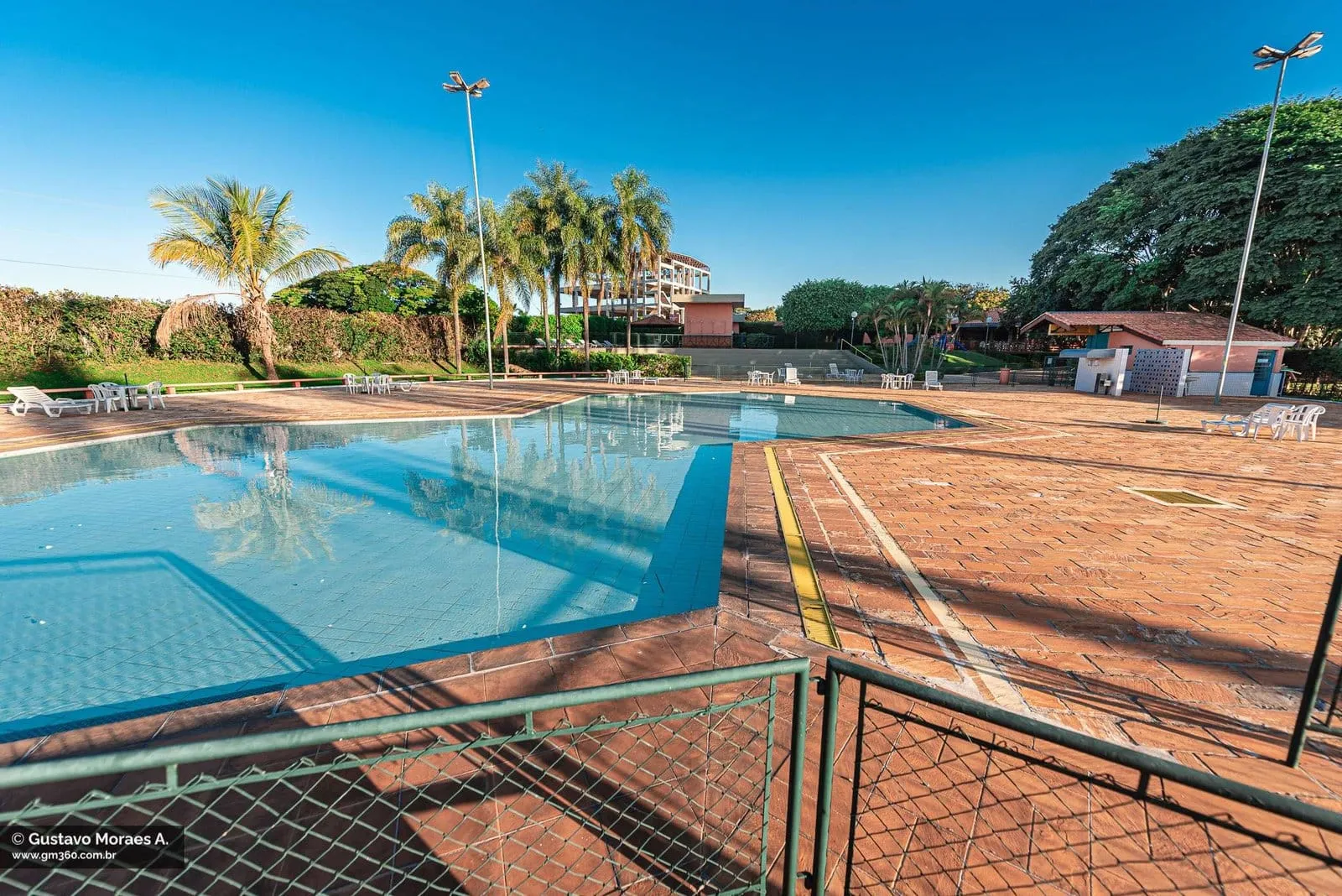 Piscina do SESI Itapetininga com palmeiras ao fundo