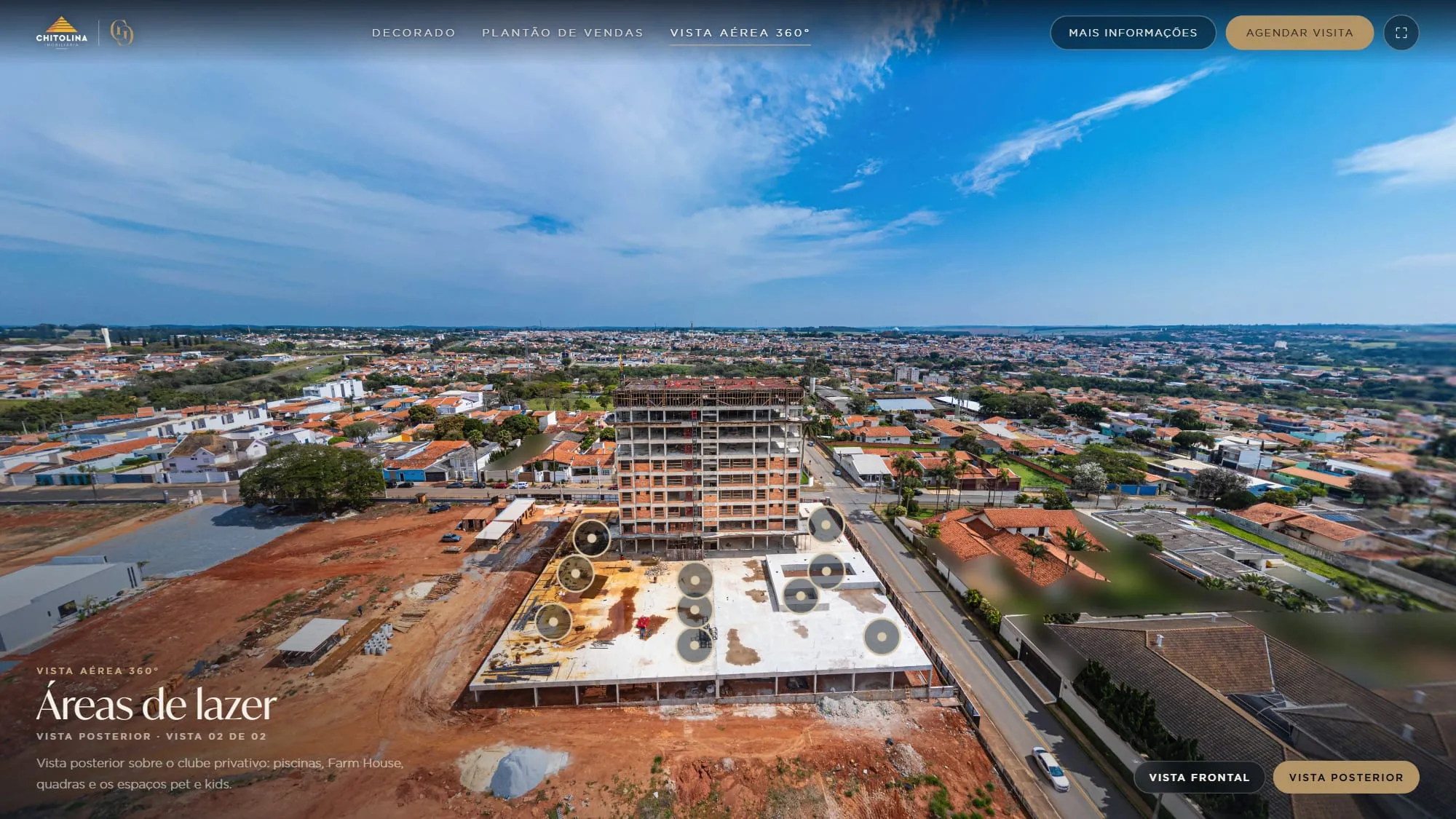 Vista aérea 360° da obra do Grand'Oro Vila Barth, em Itapetininga, com a torre em estrutura, a Vila Barth ao redor e pontos dourados sobre as áreas de lazer