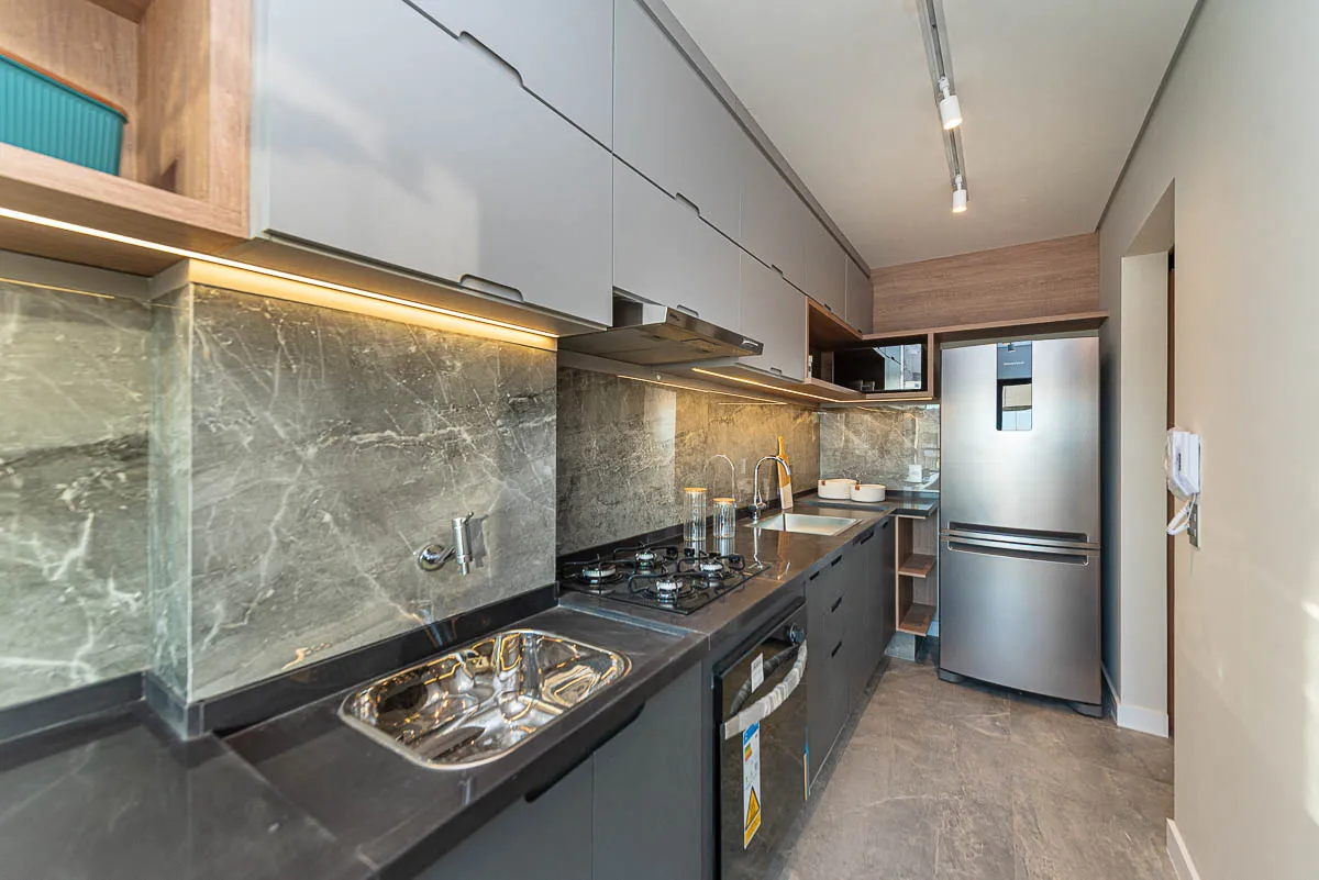 Cozinha com bancada de mármore do decorado Haus Residence Club