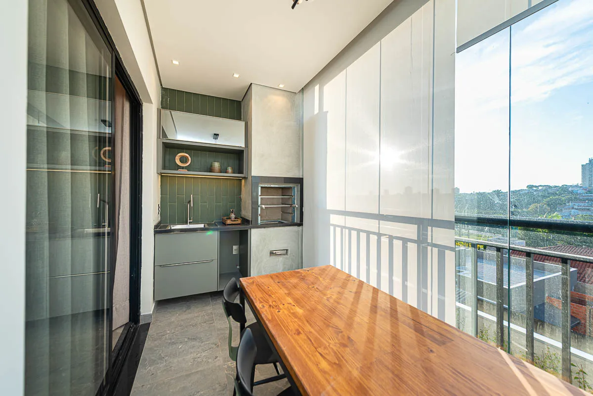 Varanda gourmet com churrasqueira do decorado Haus Residence Club