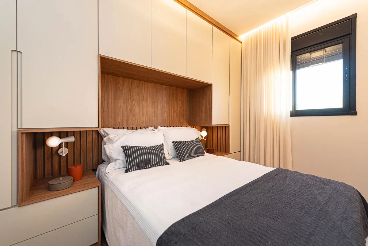 Quarto com cama embutida e escrivaninha do decorado Haus Residence Club