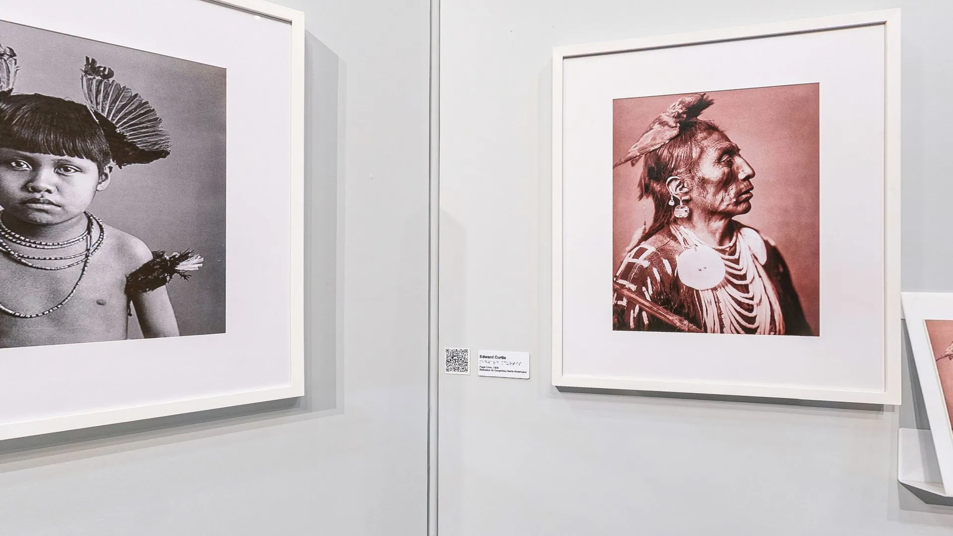 Retratos de Marc Ferrez e de Edward Curtis lado a lado no biombo das heranças indígenas da exposição Herança Compartilhada
