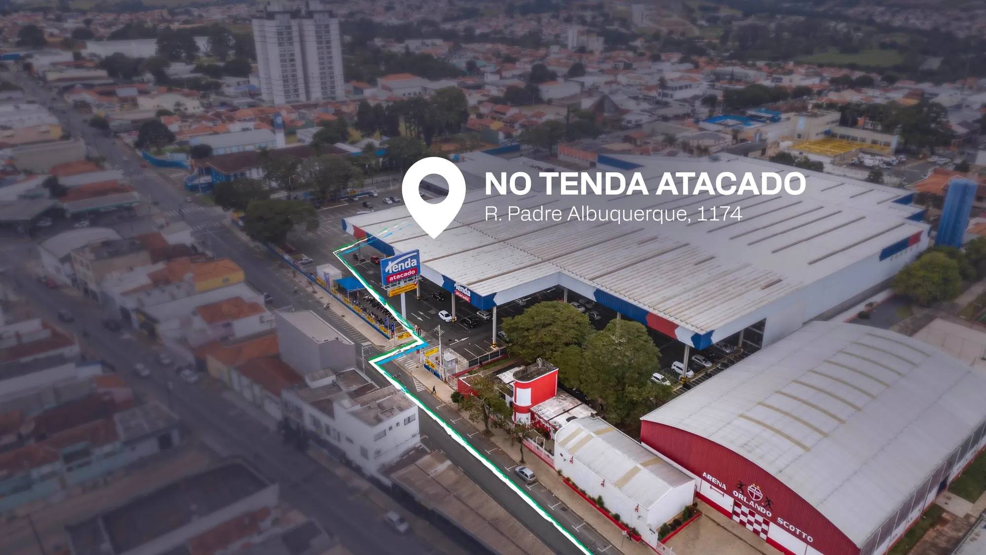 Foto aérea do Tenda Atacado em Itapetininga com o marcador No Tenda Atacado, R. Padre Albuquerque, 1174, e o caminho da rua até a galeria desenhado em verde e azul