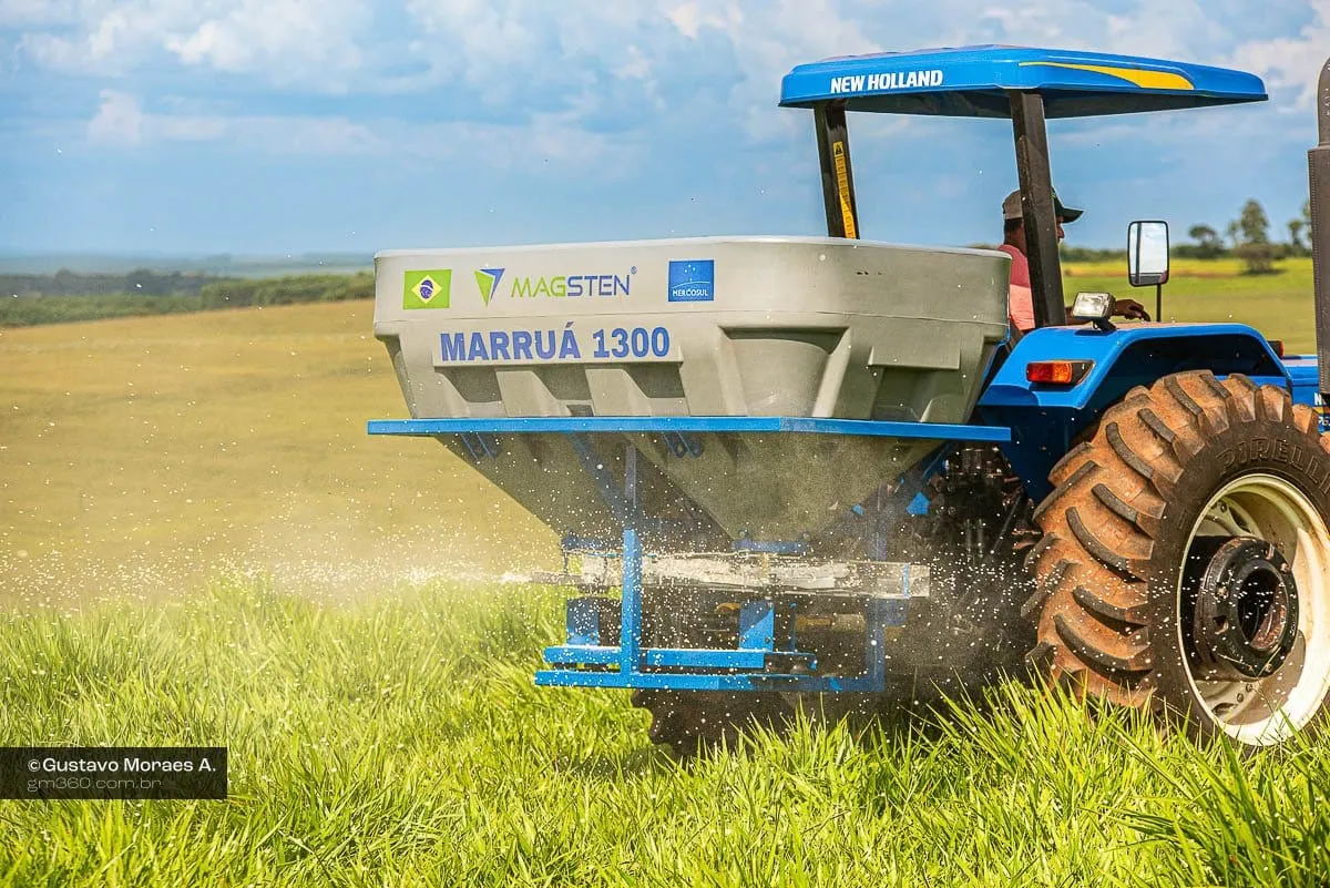 Marruá 1300 em operação, com o material lançado pelo distribuidor sobre o capim