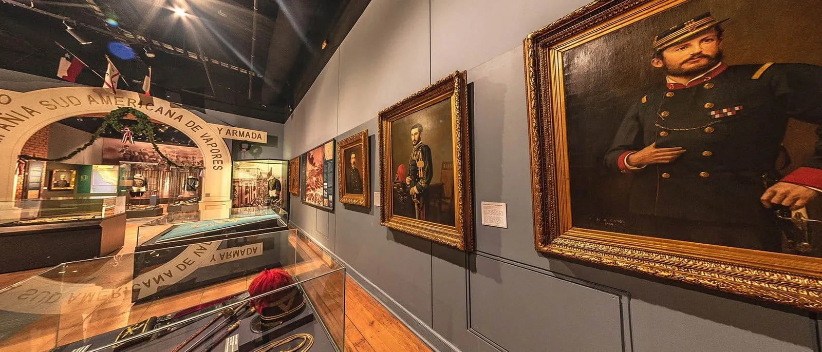 Galeria com retratos a óleo e vitrines do Museu Histórico e Militar do Chile, em Santiago