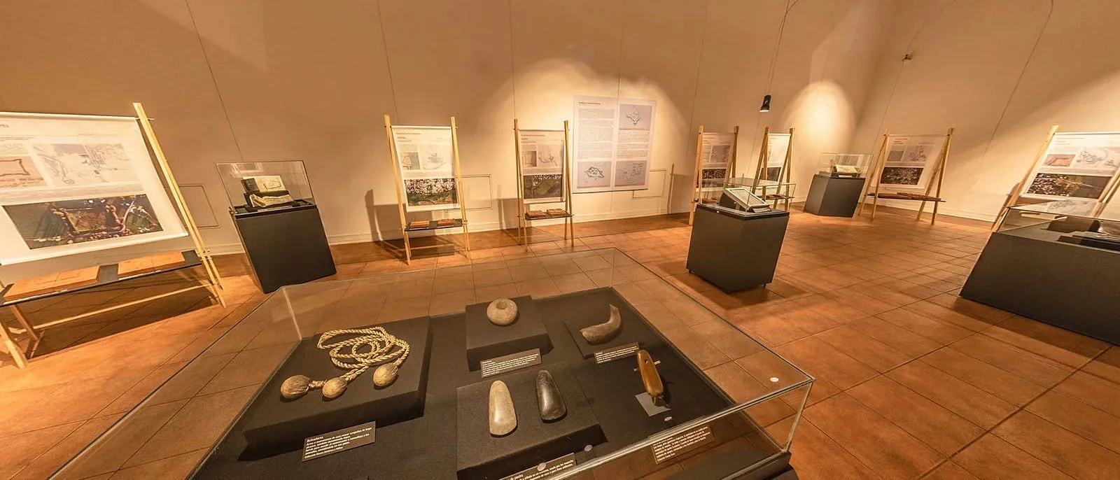 Sala com painéis e vitrines de mostra temporária no Museu Histórico e Militar do Chile