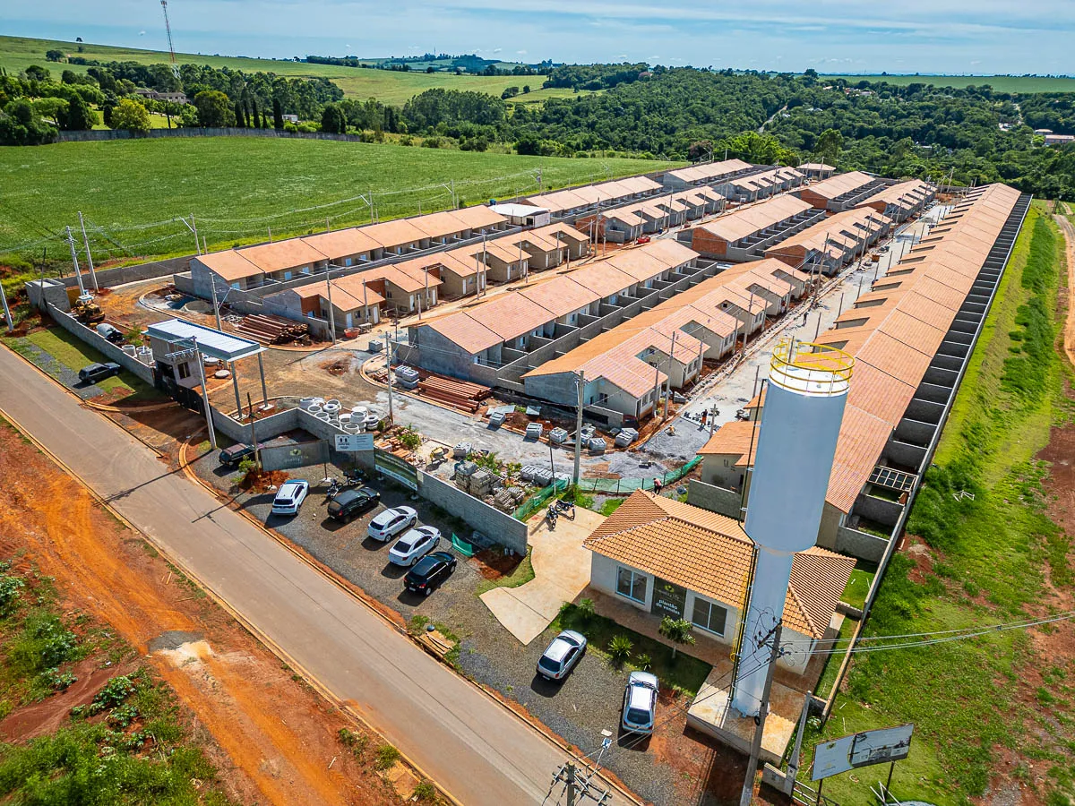 Vista aérea do Quality Life Itapê concluído, com portaria e ruas internas prontas