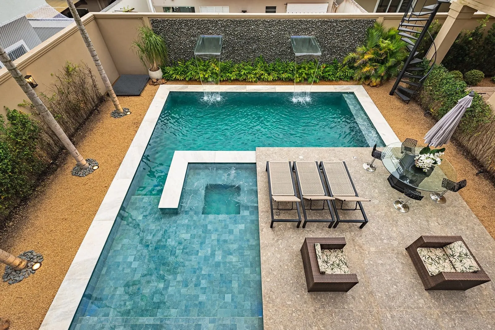 Piscina com prainha e espreguiçadeiras vista do alto na Residência R&M