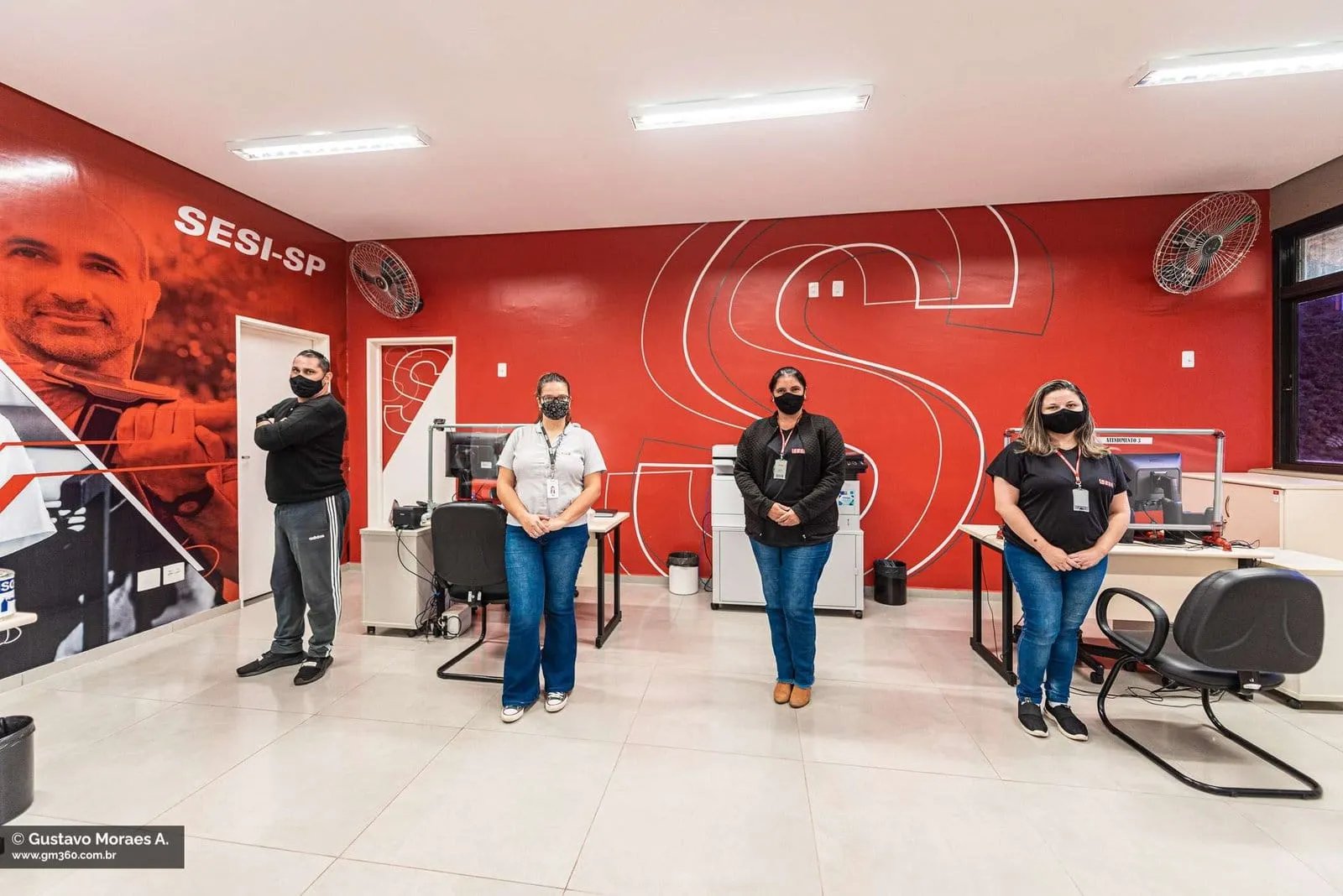 Equipe de atendimento do SESI Itapetininga, de máscara, no escritório da recepção