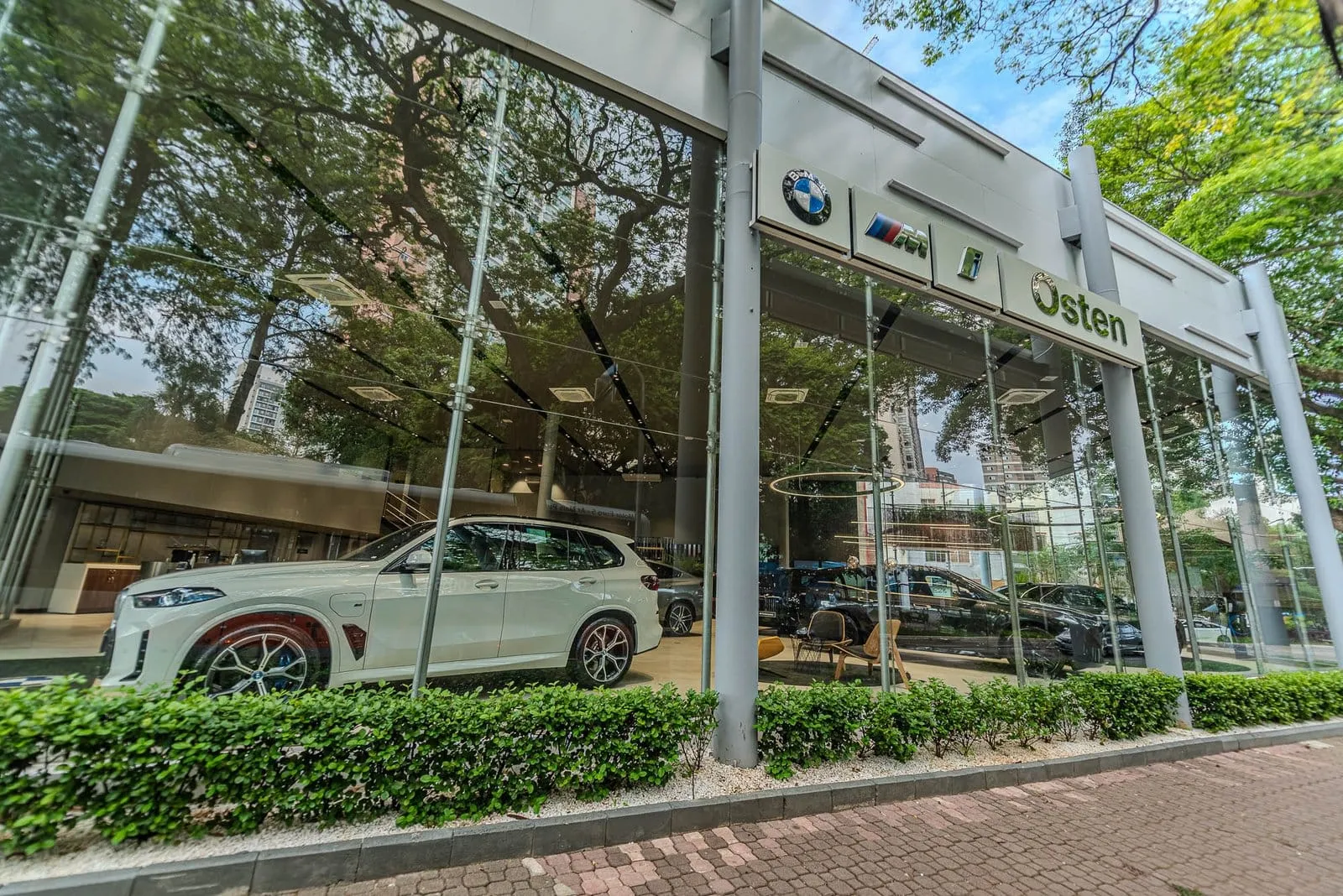 Fachada envidraçada da BMW Osten Perdizes com um SUV branco na vitrine