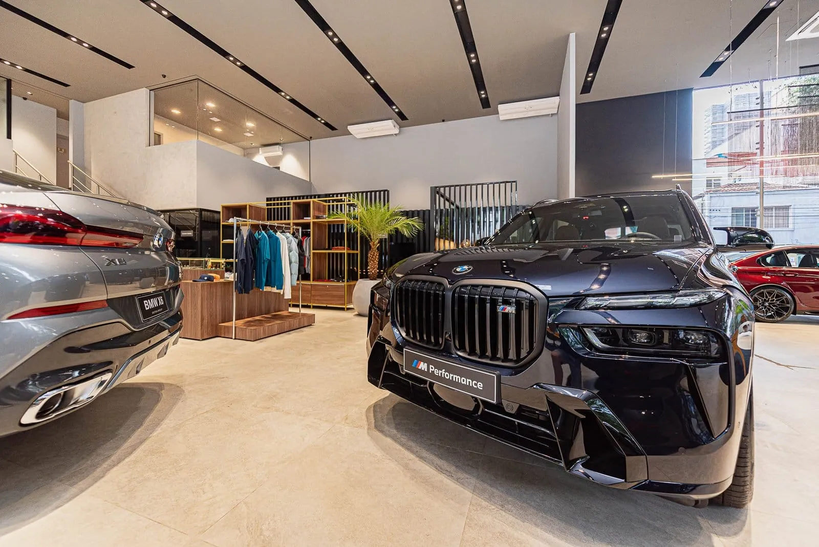 SUV BMW preto de frente no showroom da BMW Osten Perdizes