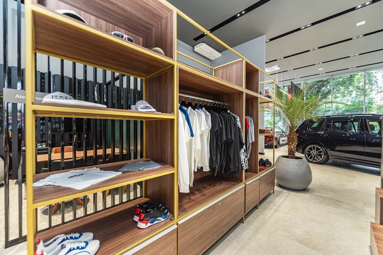 Boutique de roupas e acessórios em estantes de madeira na BMW Osten Perdizes