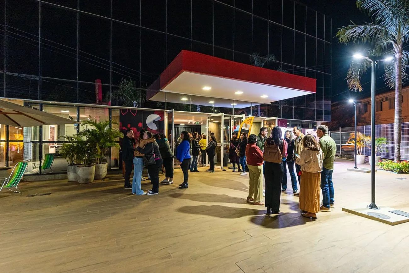 Público reunido à noite na área externa coberta do SESI Sorocaba na abertura da exposição Terra Terreno Território