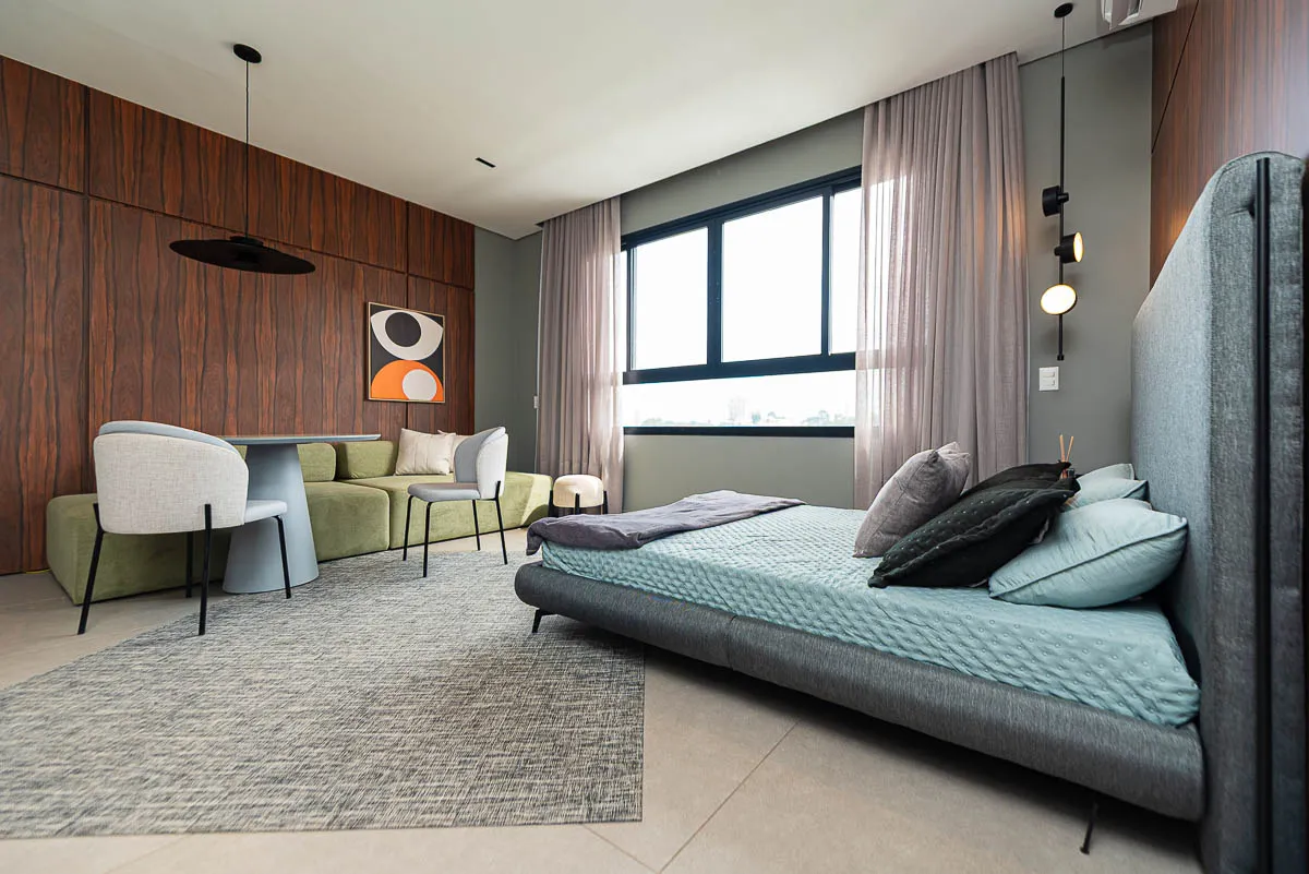 Quarto e sala do studio decorado em estilo contemporâneo do Urban Residence