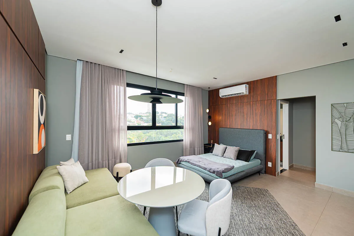 Quarto do studio decorado em estilo contemporâneo do Urban Residence