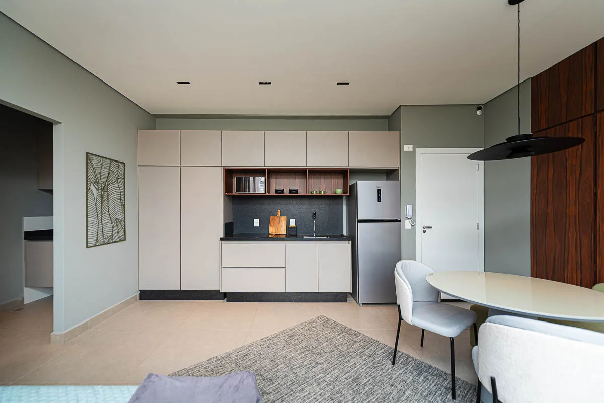 Sala e cozinha do studio decorado em estilo contemporâneo do Urban Residence