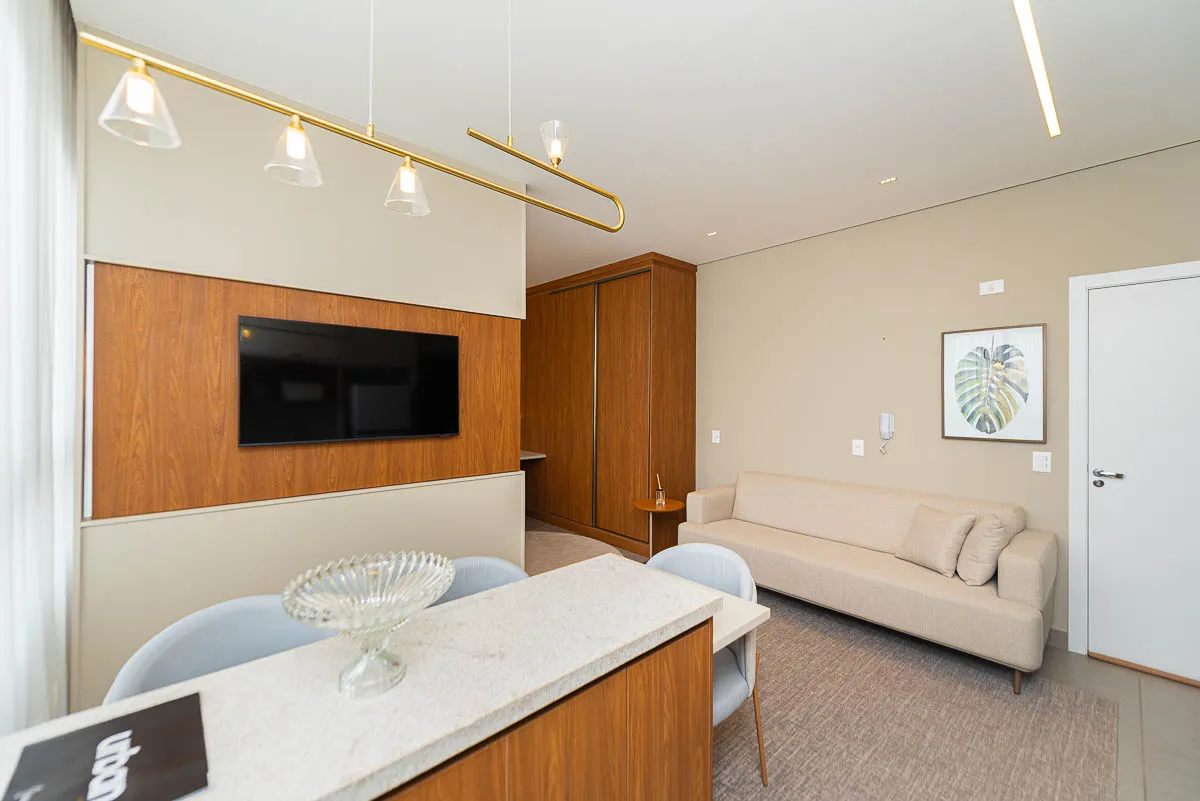 Sala com TV do studio decorado do Urban Residence