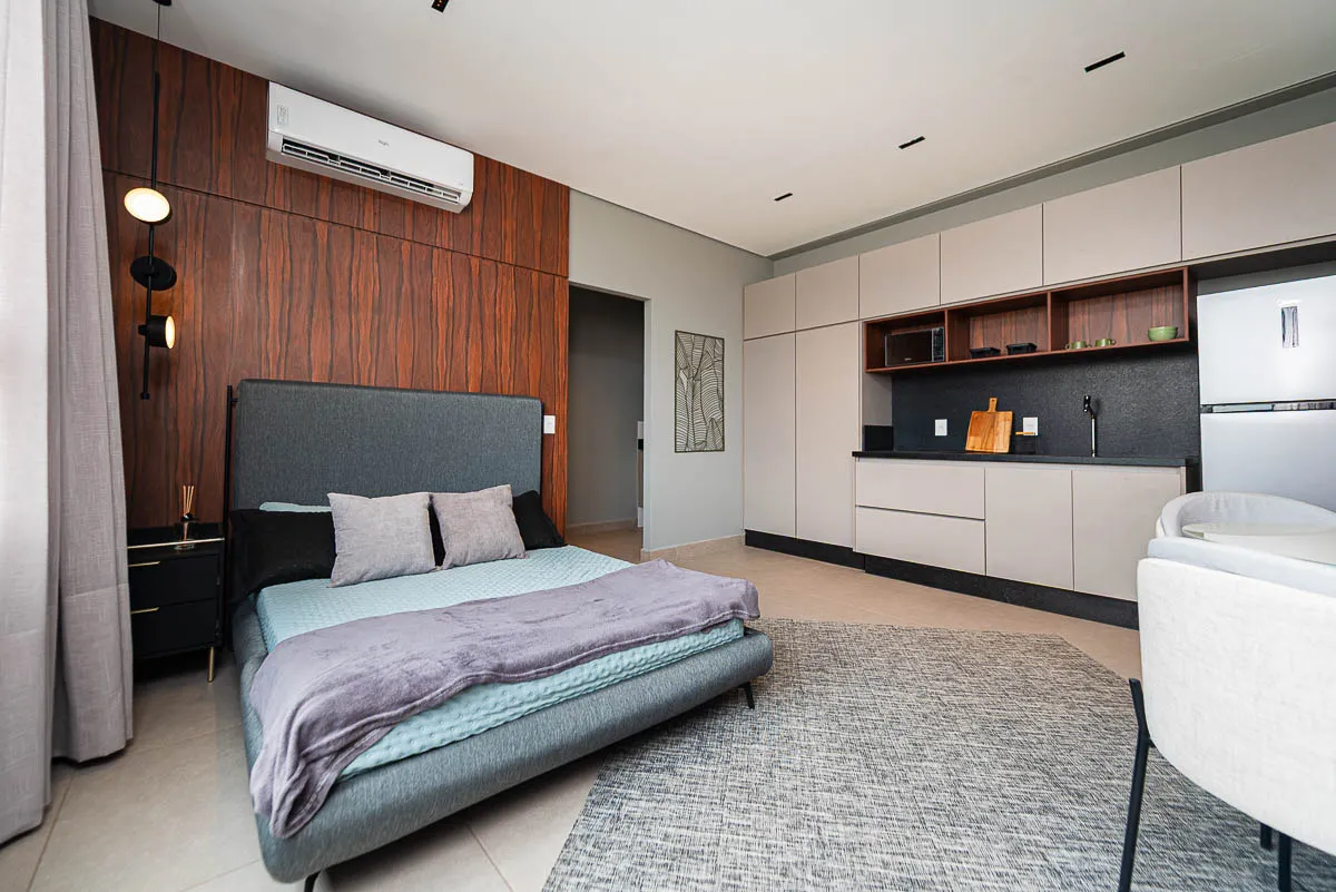 Sala de estar do studio decorado em estilo contemporâneo do Urban Residence